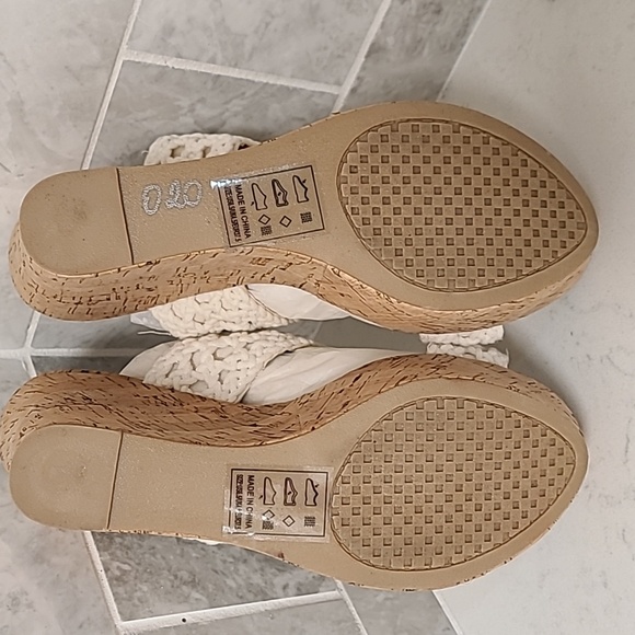 Qupid tan & white wedge 6.5 - Picture 2 of 4